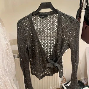 Virkad kofta - Jättesöt grå virkad kofta