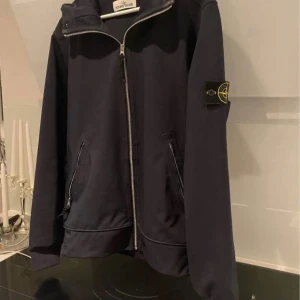 Stone Island jacka - Säljer min stone island jacka.  Den är väldigt tunn så ingen vinter jacka. Kvitto och allt finns så den är äkta. Storlek L men passar M.
