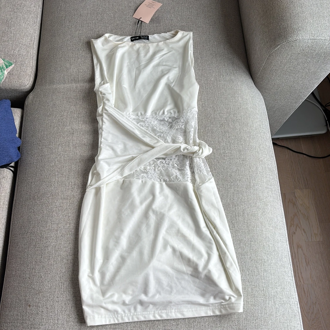 Vit kort klänning med spetsdetaljer - 1