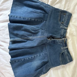 Jeanskjol  - Snygg blå jeanskjol från Camera Jeans. Kjolen är kort och har en utställd, nästan plisserad form som gör den lite unik. Perfekt nu till sommaren🌟