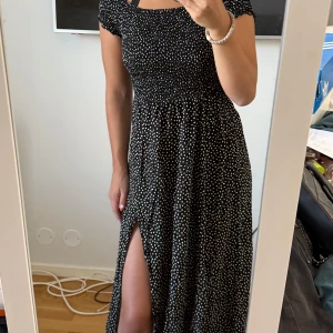 Söt polka dot klänning med slit! - Aldrig använd! :) Passar mig bra som är en xs/s