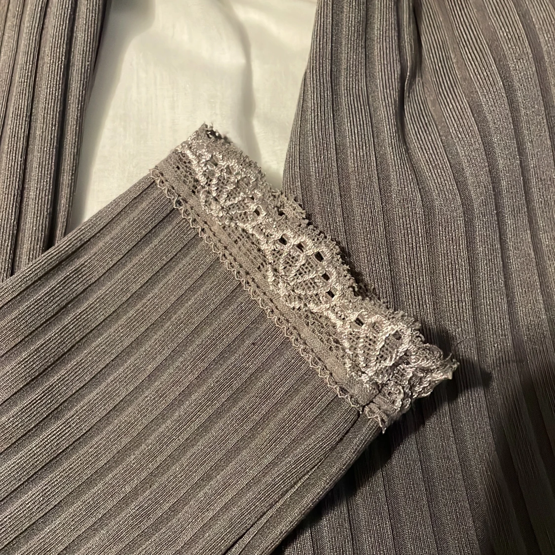 Ribbad grå långärmad topp med spets - 1