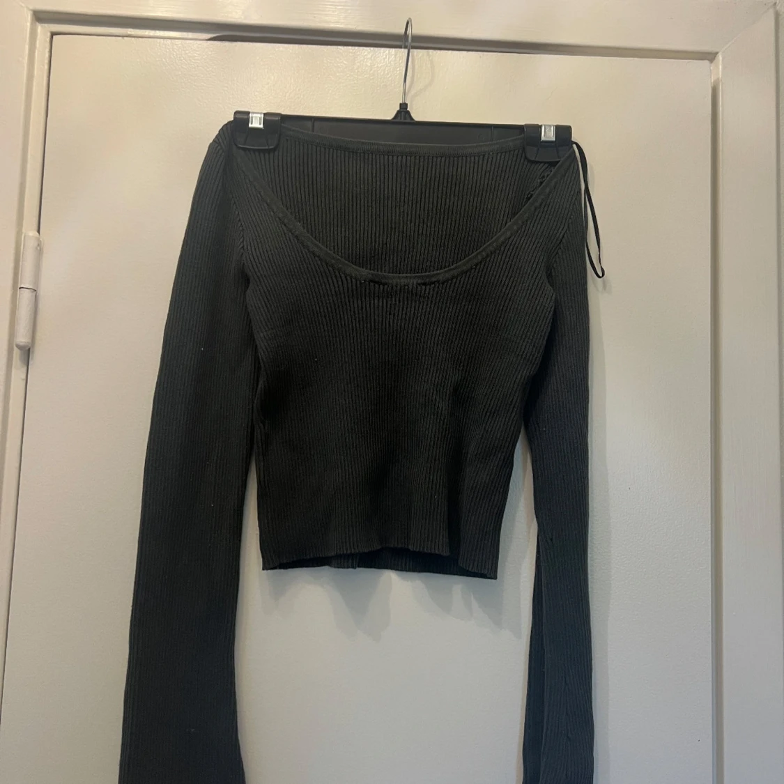 Svart ribbad croppad tröja - 1