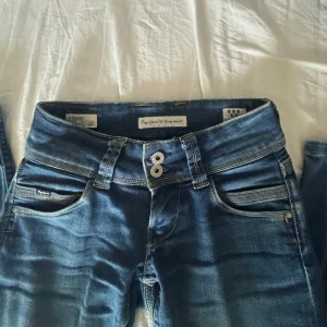 Pepe jeans - Säljer super snygga pepe jeans som är low waist. De är i storlek w24 L32 och sitter perfekt på mog som är 165 och har xs/s på byxor! Skriv för mer bilder eller frågor!!