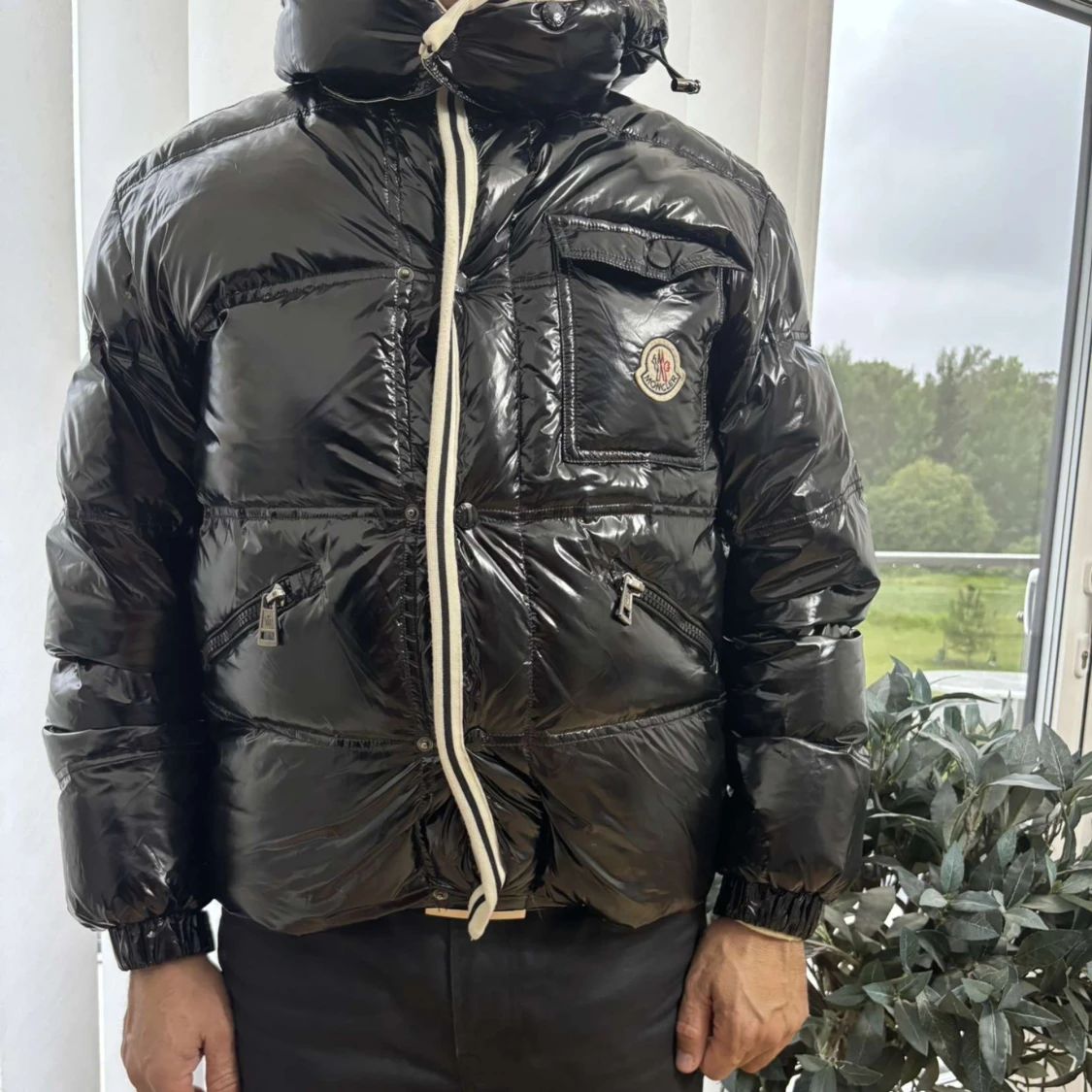 Svart Moncler pufferjacka med huva