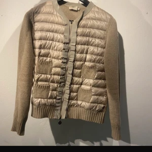 Moncler cardigan  - En äkta Moncler cardigan i storlek M , men passar som mer som en xs-s, den har varit använd väldigt försiktigt inga defekter . Skicket är 10/10 . Den är äkta om ni har frågor är det bara att ställa ❤️ kan mötas upp i Stockholm 