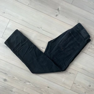 Jack & Jones Jeans, 31/32, Chris - Svarta jeans från Jack & Jones i loose fit-modellen Chris. Klassisk femficksdesign, raka ben och normal midja. Jeansen är tillverkade i bomull och har en snygg tvättad finish som ger en avslappnad vibe.