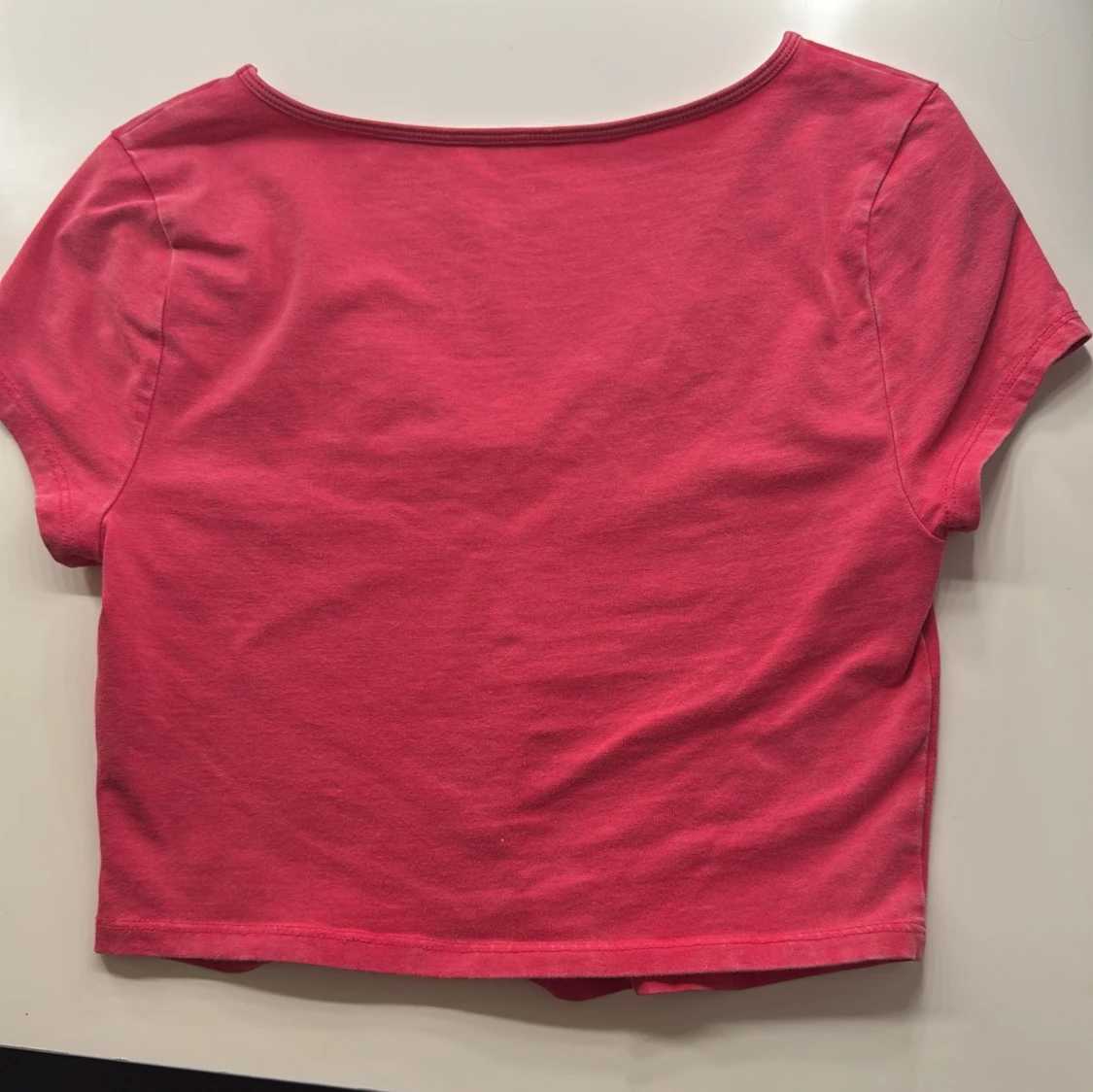 Rosa croppad topp med v-ringning - 1