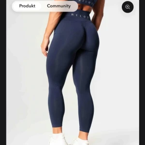 Mörkblå tights från Relode - Säljer ett par mörkblå tights från Relode med hög midja och bred resår. De är stretchiga och sitter tight, perfekta för träning eller chill. Materialet är mjukt och följsamt, och loggan är tryckt framtill i midjan. väldigt bra skick inga defekter