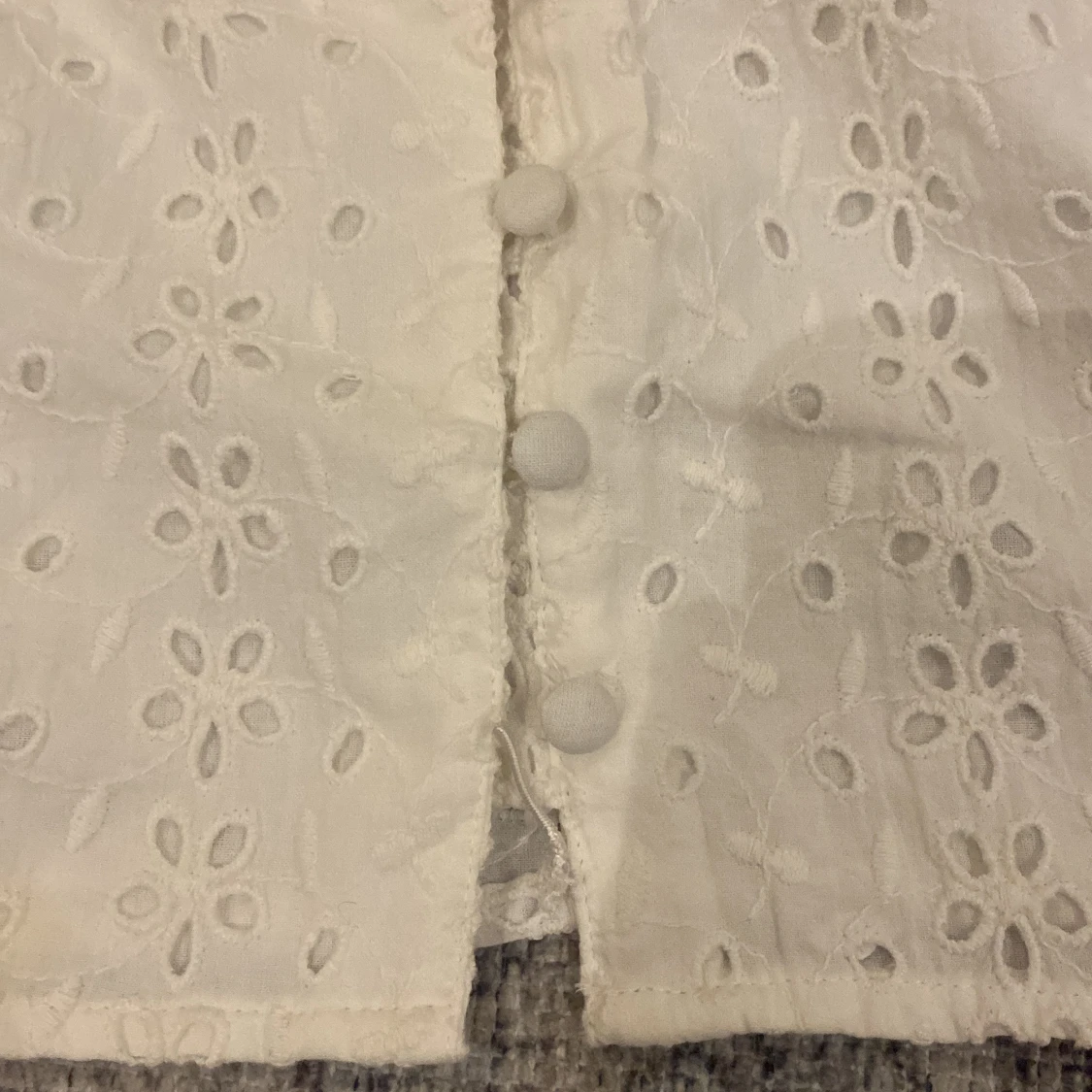 Vit broderad blus från ONLY TREND - 2