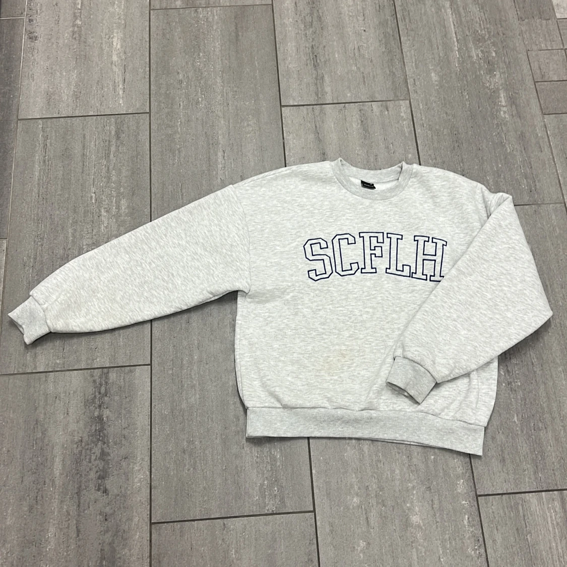 Grå sweatshirt SCFLH Gina Tricot M