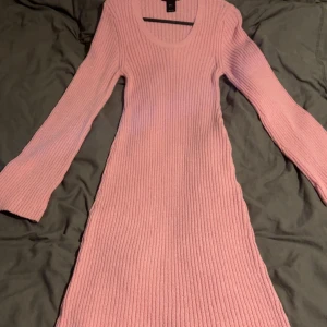 Rosa ribbad stickad klänning Lindex - Supersöt rosa stickad klänning från Lindex i storlek S. Den har lång ärm, ribbad struktur och en rundad urringning. Perfekt för dig som gillar en mysig och feminin stil. Passformen är normal och materialet är mjukt och stretchigt. Nypris 600kr därav priset 