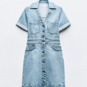 Jeansklänning   - Snygg jeansklänning från zara. Använt några gånger☺️