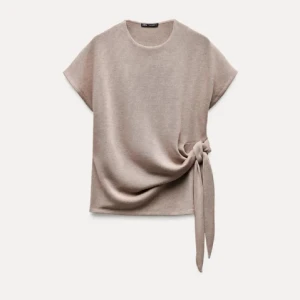 Beige topp med knyt från Zara - Jätte fin tröja från zara! Använt max 2 gånger, vilket menas att tröjan är i nytt skick. Tröjan är i stolek M🥰skriv för fler funderingar