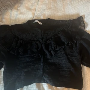 Kofta/Topp - Jättefin kofta med volanger och broderier ifrån Zara! Den är i storlek L men passar även M och S då den är kort i modellen💕💕 Använd en gång!