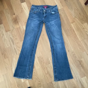 Blåa jeans  - Supersnygga lågmidjade bootcut jeans i färgen blå! Vintage och går inte att få tag på längre! Storlek 6 , midja: 36 cm, midjehöjd: 20 cm, innerben: 78 cm
