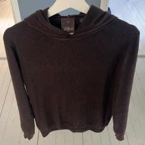 Cashmere hoodie från Oscar Jacobson - Tja, säljer denna feta cashmere hoodien från Oscar Jacobson. Den är i bra skick och har inga defekter, nypris ca 2500kr och skick 9/10. Skriv om ni har några andra frågor😁
