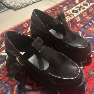 svarta mary janes - så fina mary janes köpta från asos! Säljer då dom var för små🥲( nypris 389kr