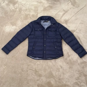 Polo Ralph Lauren jacka - ‼️nypris 5000kr‼️Pris är ej hugget i sten så kom med förslag!                                       Säljer en snygg blå Ralph Lauren jacka med knappar och två bröstfickor. Jackan har en quiltad design och långa ärmar.     