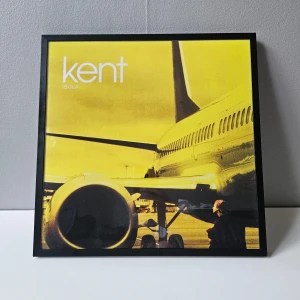 Kent - Albumaffisch, 31.5x31.5cm - Kent - Isola albumaffisch, 31.5x31.5cm  Helt ny - Passar bra i IKEAs tavelram Lomviken!  Skickas i papprulle - Ramen ingår inte!