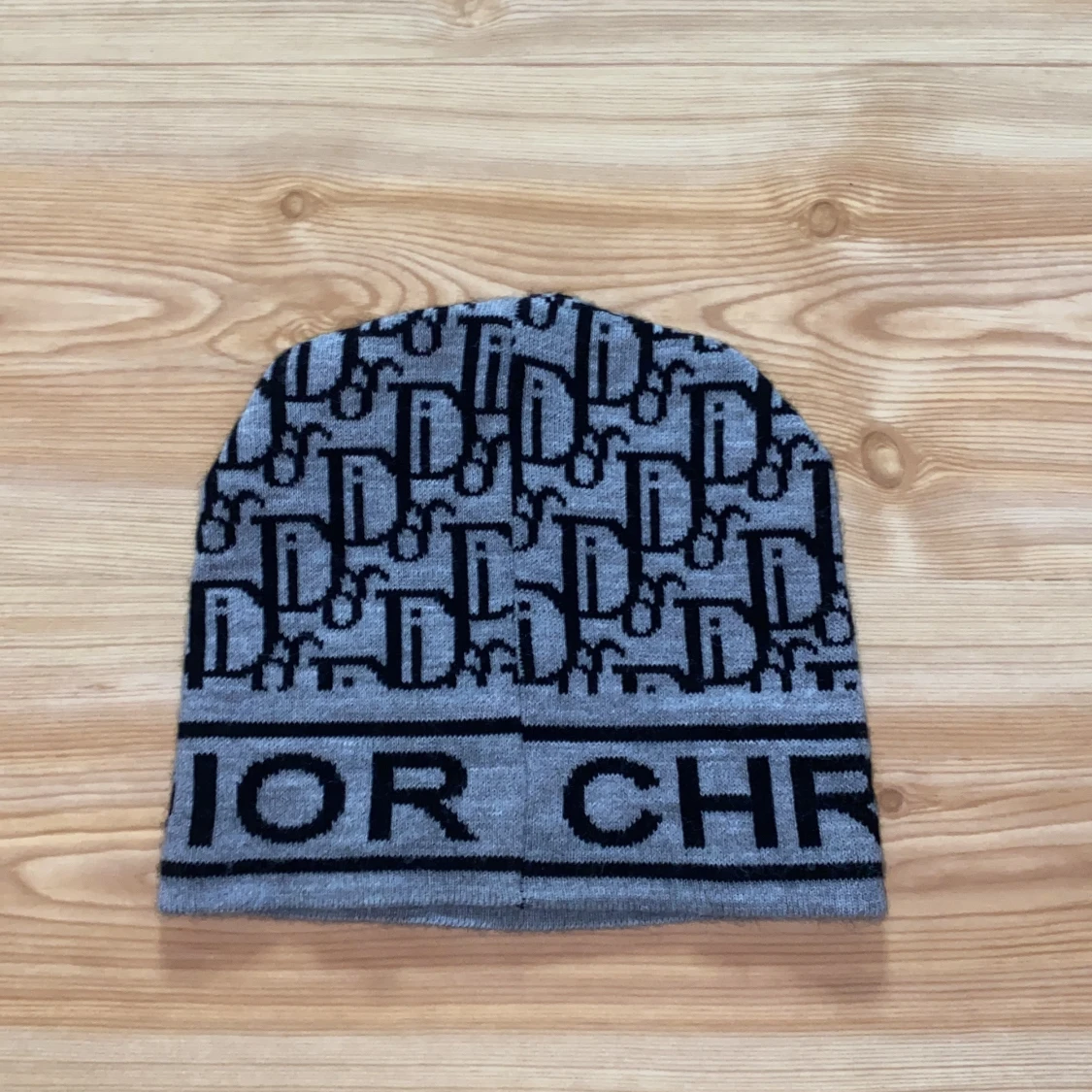 Grå och svart mössa med mönster - 1