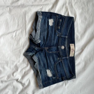 Lågmidjade jeansshorts från Hollister❤️ - Lågmidjade jeanshorts från hollister i fint skick. Dom är så snygga men har tyvärr blivit för små💕 i storlek 24, passar alltså xxs/xs! 