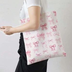 Vit shoppingväska med rosa rosetter - Söt vit shoppingväska med rosa rosettmönster. Det finns 4 tillgängliga totalt. Kontakta mig för en separat annons att köpa.