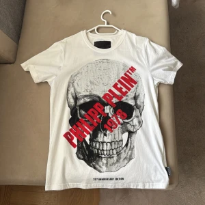 Vit t-shirt med dödskalle från Philipp Plein - Säljer min philipp plein tröja då ja inte använder längre har använt den typ 2 3 gånger 