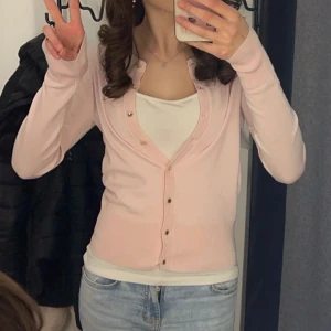 Söt kofta! - Säljer denna söta kofta, är använd fåtal gånger men har inga defekter eller tecken på användning. Köpt för 349, skriv om du har frågor!