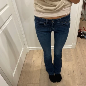 Lois lågmidjade bootcut - Säljer mina snygga lågmidjade bootcut jeans från Lois då de tyvärr börjar bli för små🌸 Storlek w27L32 men skulle säga att de passar w26 bättre💕Modellen heter Melrose, nypris ca 1699kr🎀 Säljer även ett par likadana svarta🤗
