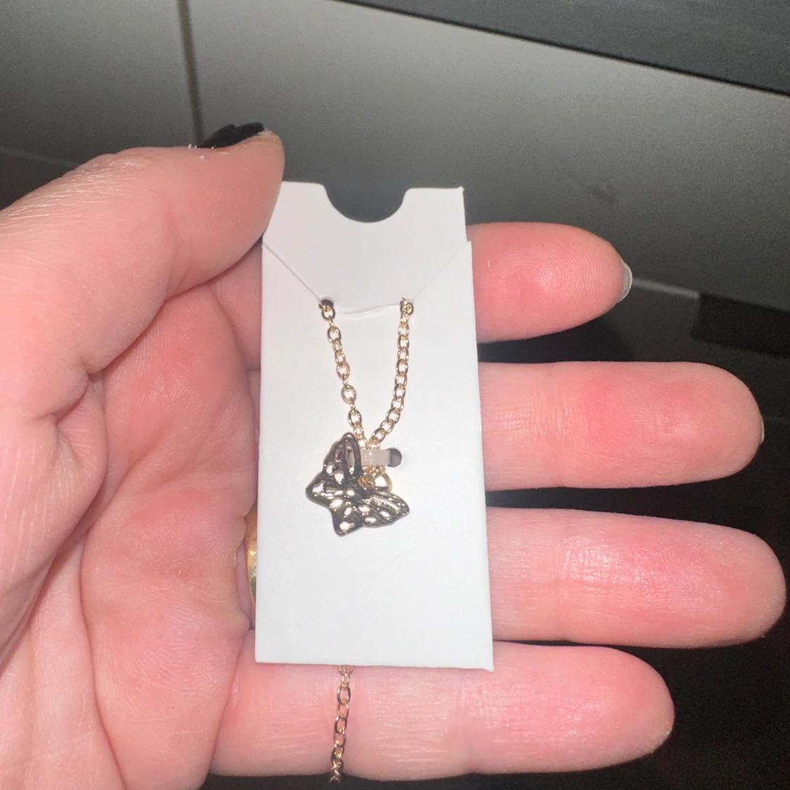 Guldigt halsband med fjärilshänge