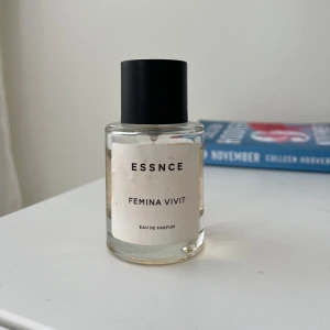 ESSNCE parfym - Eau de parfum från Essnce i doften Femina vivit. Se bild för mängd kvar i flaska. Något missfärgad etikett