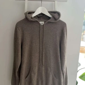 John Henric Kashmir hoodie  - Säljer en beige John Henric Kashmir hoodie i bra skick i storlek M.
