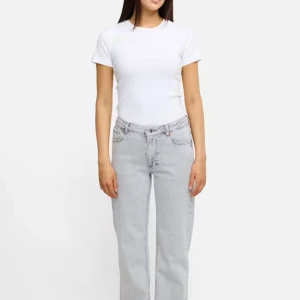Ljusgrå jeansbyxor - Mid wide jeans från bikbok storlek 27-32. Använda få gånger och bra skick och passar de som är mellan 170-174cm, nypris 699 