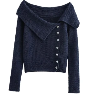 Mörkblå stickad tröja med knappar - Snygg mörkblå stickad off shoulder tröja med knappar på sidan. Säljer på grund av att jag råkade köpa fel storlek. 