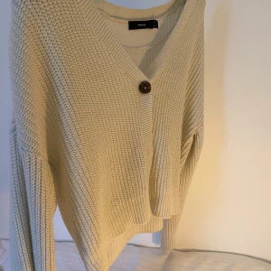 Stickad kofta  - Sparsamt använd💗