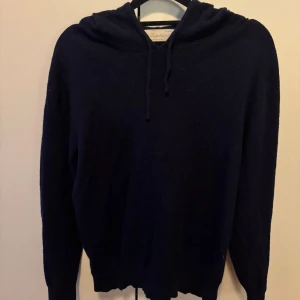 Kashmir hoodie from sayless - Säljer en stilren mörkblå Kashmir hoodie från märket sayless. Tröjan är bra skick