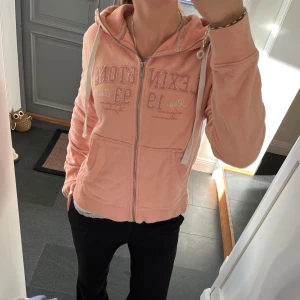 Rosa ziphoodie  - Rosa kofta från Lexington i storlek M, skulle säga att den även passar S. Fint skick. Använd gärna köp nu!
