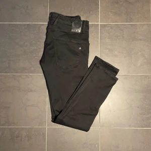 Svarta Replay Anbass  - Tvär sköna Replay Anbass| skick 8/10 | storlek w 32 | nypris : 1600kr | vårt pris: 399kr | sjuk steal passa på| kontakta oss med våra funderingar// Torslanda closet👖✌️ 