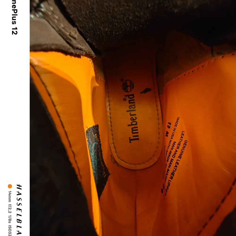 Säljer ett par robusta bruna kängor från Timberland. De har en slitstark snörning och en grov sula för bra grepp. Insidan är klädd i en kontrasterande orange färg. Perfekta för höst- och vinterväder.. Kengät.