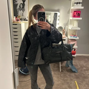 Lowaist bootcut jeans från gina - Snygga jeans från gina trico! Knappt använda och inga skador eller liknande. Storlek 32