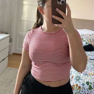 Randig T-shirt  - Superfin randig T-shirt från Gina tricot som endast är använd Max 3 gånger så i nyskick!