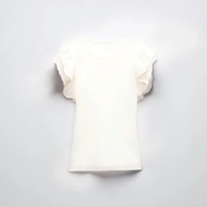 Vit blus med volangärmar - Säljer en söt vit blus med korta volangärmar. Perfekt för en stilren och elegant look. Blusen har en rund halsringning och är tillverkad i ett mjukt material.