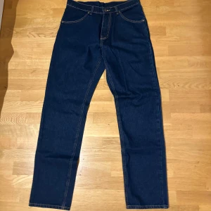 Vintage Jeans  - Vintage Jeans med broderade bakfickor. Outfitbild finns vid förfrågan!