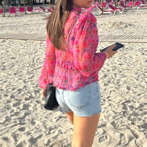 Blommig blus från BikBok - Säljer en färgglada blommiga blus med långa ärmar och volangdetaljer. Perfekt för sommar o vår! ☀️🌸