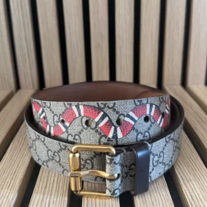 Gucci Supreme Snake Belt - Gucci Supreme Snake Belt  Storlek: 105, 7 olika hål för justering. Skick: 9/10, förutom extra hål som gjorts, noggrant gjort dock. Nypris för liknande utförande: 5100kr Pris: 2200kr Frakt: (Hemlevererat spårbart)📦  Tveka inte att höra av dig!