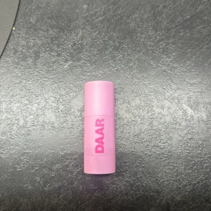 Blush stick från DAAR - Säljer ett blush stick från DAAR i färgen Darlig. Förpackningen är ljusrosa med texten 'With love from DAAR' på locket. Jag har använt denna ett fåtal gånger, på bild två kan man se hur mycket det är kvar. Nypris är 229kr 