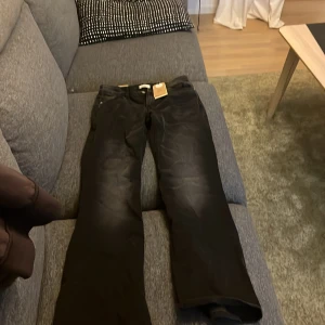 Svarta low waist flare  Lindex - Snygga svarta flare jeans från Lindex med låg midja. Tillverkade i en återvunnen bomullsblandning. Aldrig använda bara testade! Kom privat för fler bilder och priset kan diskuteras❤️