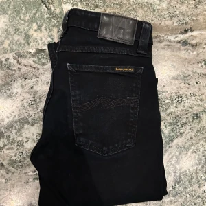 Nudie jeans lean dean - Ett par väldigt mörkblåa nudie jeans i storlek 28/30! Inga flaws och passar slim!