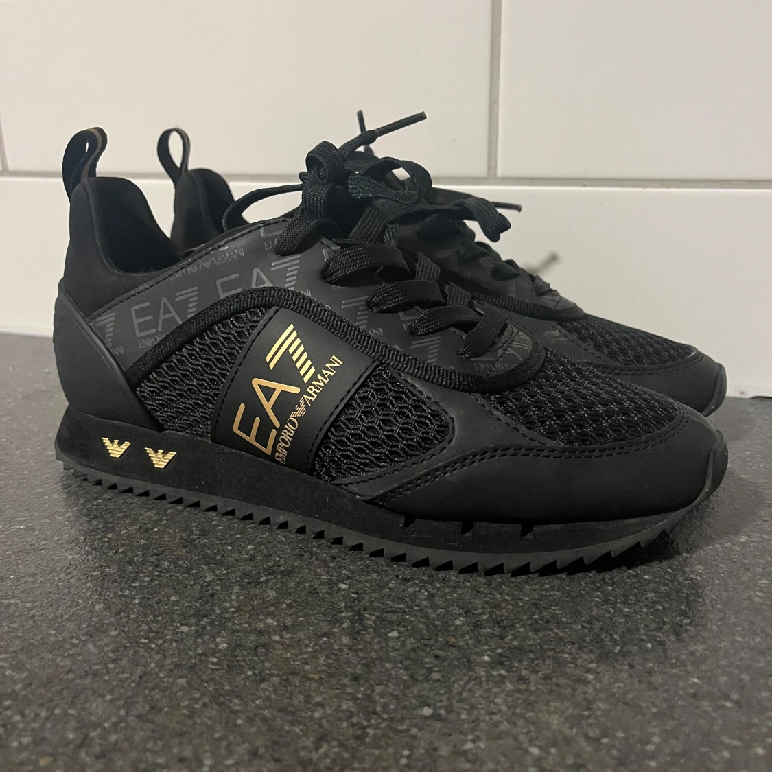 Svarta sneakers från Emporio Armani